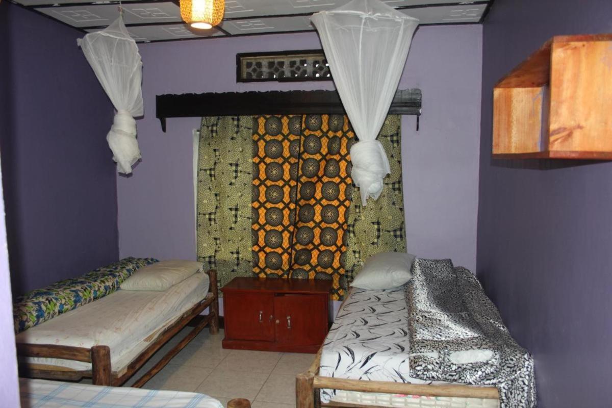 Room In Bb - Amahoro Guest House - Triple Room With Shared Bathroom Рухенгері Екстер'єр фото